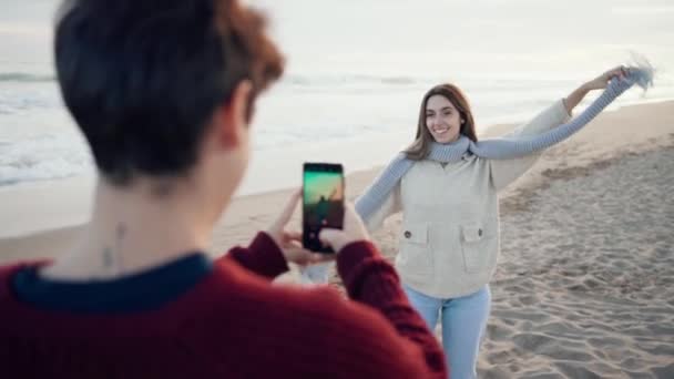 Vídeo Jovem Casal Feliz Tirando Fotos Com Smartphone Inverno Frio — Vídeo de Stock