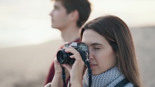 Videó Boldog Fiatal Pár Fotózás Kamerával Egy Hideg Tél Strandon — Stock videók