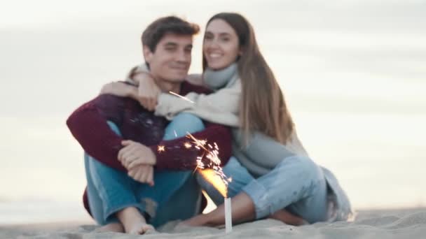 Video Schönes Junges Verliebtes Paar Genießt Den Tag Einem Kalten — Stockvideo