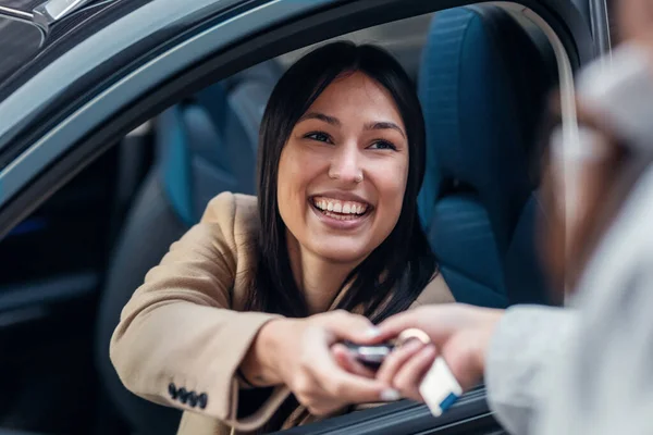 Shot Car Rental Agency Employee Giving Car Keys Beautiful Young — Foto Stock