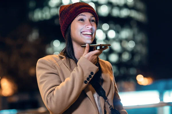 Fotografía Una Hermosa Mujer Joven Usando Teléfono Móvil Por Noche —  Fotos de Stock