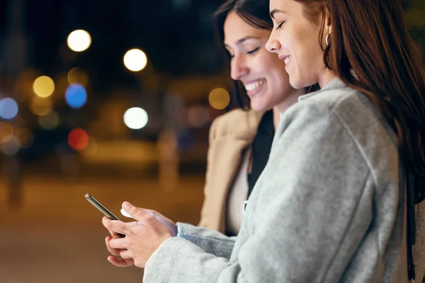 Güzel Arkadaşın Alışveriş Çantasıyla Sokakta Yürürken Akıllı Telefon Kullanması Konuşması — Stok fotoğraf
