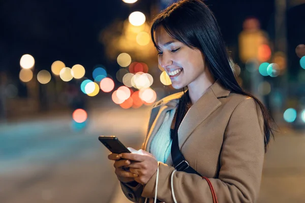 Snímek Krásné Ženy Pomocí Smartphone Při Chůzi Městě Noci — Stock fotografie
