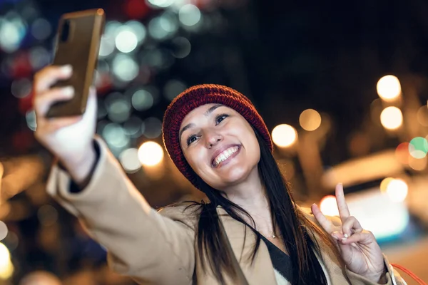 Genç Kadın Turistin Gülerken Şehirde Cep Telefonuyla Selfie Çekerken Çekilen — Stok fotoğraf