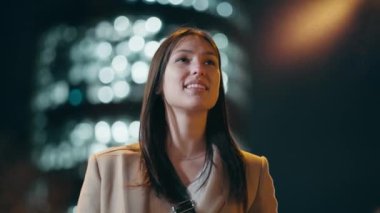 Geceleri güzel genç bir kadının etrafına bakındığı bir video..