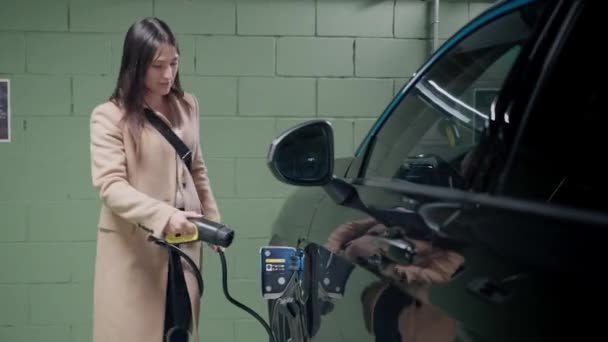 Vídeo Mulher Cobrando Carro Electro Posto Gasolina Elétrico — Vídeo de Stock