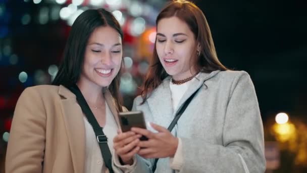 Video Two Beautiful Friends Talking Using Smartphone While Walking City — Stock Video