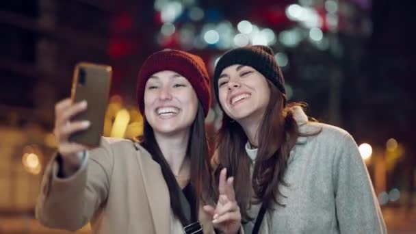 Видео Двух Счастливых Женщин Делающих Селфи Смартфоном Показывающих Мирный Жест — стоковое видео