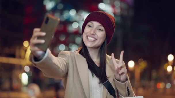 Видео Юной Туристки Смеющейся Делающей Селфи Фото Мобильного Телефона Городе — стоковое видео