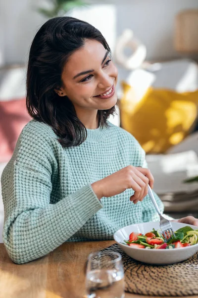 美しい笑顔の女性の肖像家で健康的なサラダを食べる — ストック写真