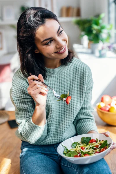 Foto Hermosa Mujer Sonriente Comiendo Ensalada Saludable Mientras Sienta Mesa —  Fotos de Stock