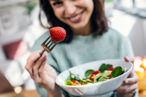 Tourné Belle Femme Souriante Mangeant Une Salade Saine Tout Étant — Photo