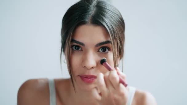 Video Hermosa Mujer Joven Haciendo Maquillaje Cerca Del Espejo Baño — Vídeos de Stock