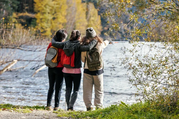 Skott Vacker Familj Njuter Naturen Medan Tittar Landskapet Framför Sjön — Stockfoto