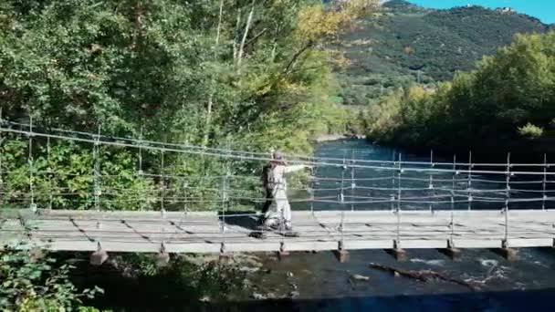 Βίντεο Από Χαριτωμένο Οικογενειακό Περπάτημα Μια Γέφυρα Στο Ορεινό Δάσος — Αρχείο Βίντεο