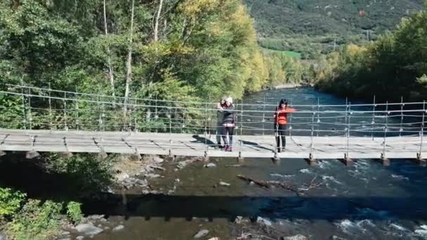 Vídeo Família Bonito Andando Uma Ponte Floresta Montanha — Vídeo de Stock