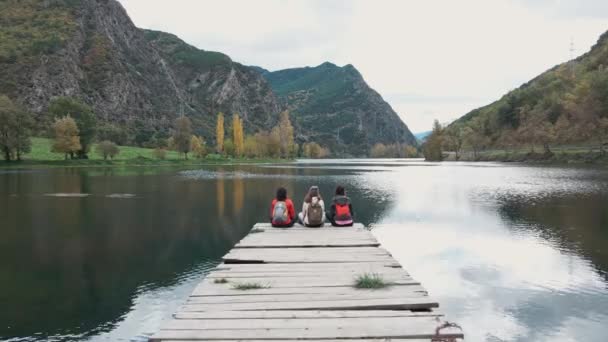 Vídeo Família Bonita Olhando Para Horizonte Sentado Cais Lago — Vídeo de Stock