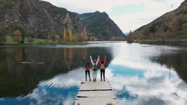 Video Una Bonita Familia Mirando Cielo Pie Muelle Lago — Vídeos de Stock