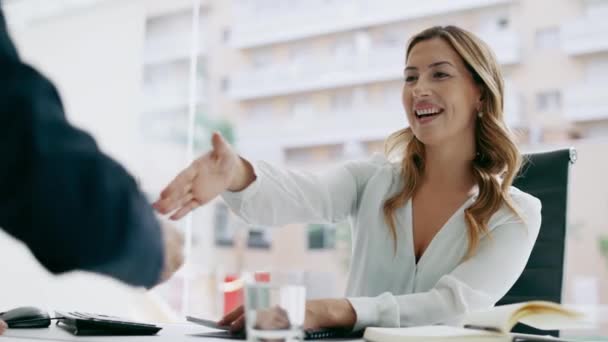 Nagranie Dwóch Atrakcyjnych Biznesmenów Ściskających Dłonie Podczas Uśmiechu Podpisaniu Nowego — Wideo stockowe