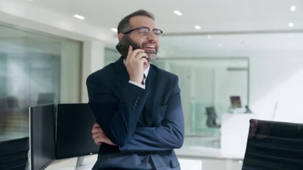 Video Pohledný Manažer Obleku Mluvit Chytrým Telefonem Moderní Kanceláři — Stock video