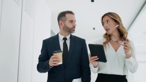 Vídeo Casal Negócios Atraente Trabalhando Com Tablet Digital Enquanto Conversa — Vídeo de Stock