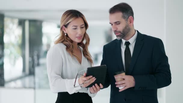 Vídeo Casal Negócios Atraente Trabalhando Com Tablet Digital Enquanto Fala — Vídeo de Stock