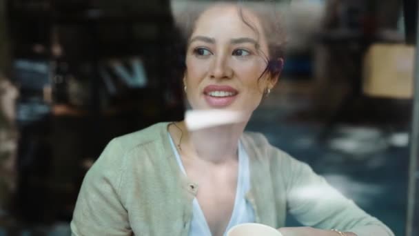 Видео Красивой Сладкой Женщины Пьющей Чашку Кофе Глядя Через Окно — стоковое видео