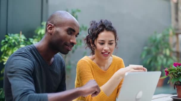 Video Cute Multiethnic Couple Using Computer While Talking Garden Coffee — Stock Video