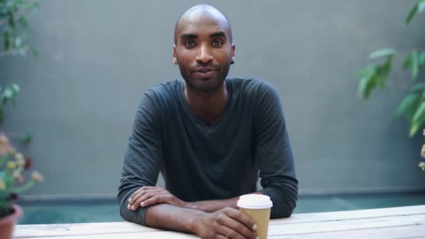 Kendine Güvenen Bir Adamın Kahve Içerken Kahve Dükkanının Bahçesinde Oturduğu — Stok video
