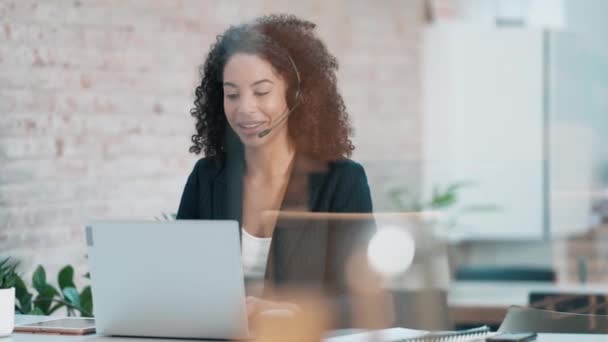 Wideo Eleganckiej Mądrej Kobiety Pracującej Laptopem Podczas Rozmowy Słuchawkami Klientem — Wideo stockowe