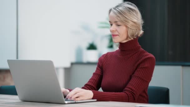 Video Elegantní Chytré Dospělé Ženy Pracující Laptopem Moderní Kanceláři — Stock video