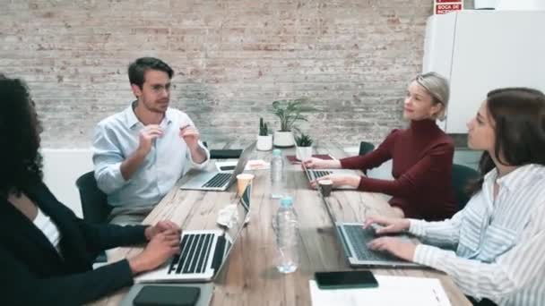 在同事间交谈时 一群商人与手提电脑一起工作的视频 — 图库视频影像