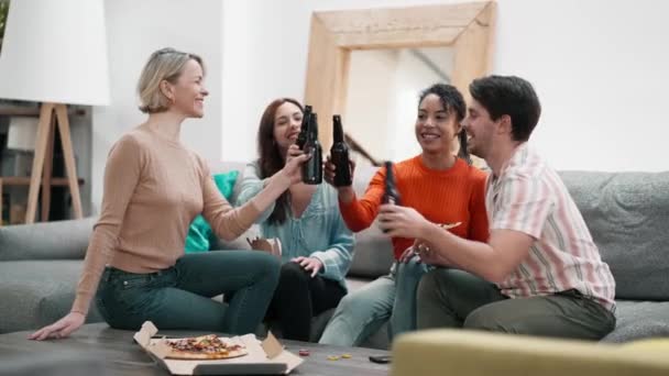 Видео Счастливой Группы Друзей Разговаривающих Время Тоста Бутылками Пива Сидя — стоковое видео