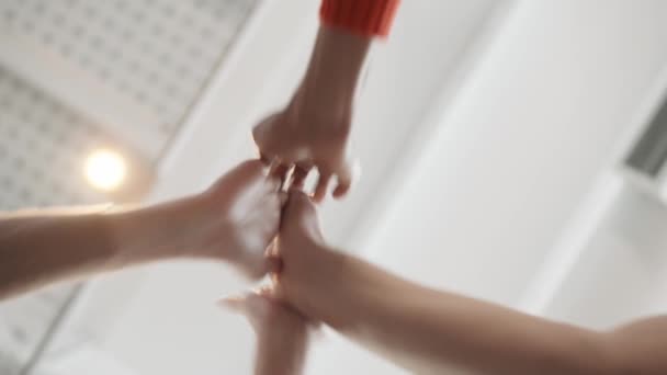 Video Extrem Låg Vinkel Grupp Människor Att Sätta Händerna Tillsammans — Stockvideo