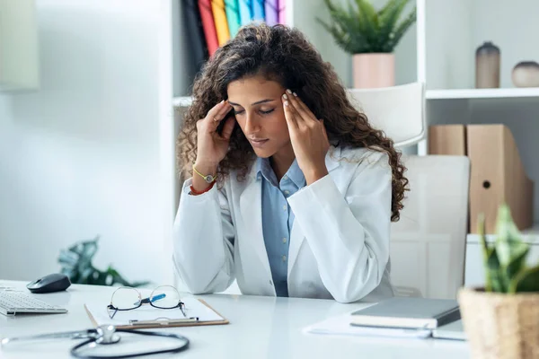 Schuss Auf Erschöpfte Junge Ärztin Mit Kopfschmerzen Bei Der Arbeit — Stockfoto
