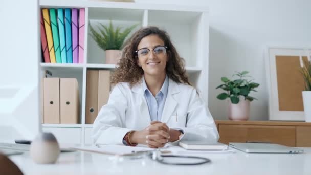 Hastane Konsültasyonunda Kameraya Bakan Genç Güzel Bir Doktorun Videosu — Stok video