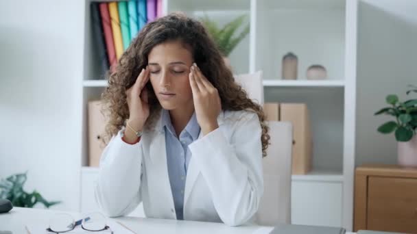 Video Utmattad Ung Läkare Kvinna Med Huvudvärk När Arbetar Med — Stockvideo