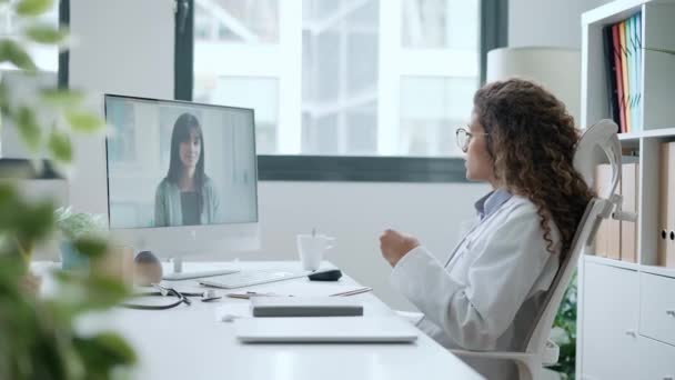Video Der Schönen Jungen Ärztin Beim Videotelefonieren Mit Patienten Computer — Stockvideo