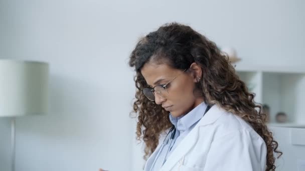 Video Hermosa Doctora Revisando Documentos Médicos Mientras Está Pie Consulta — Vídeos de Stock