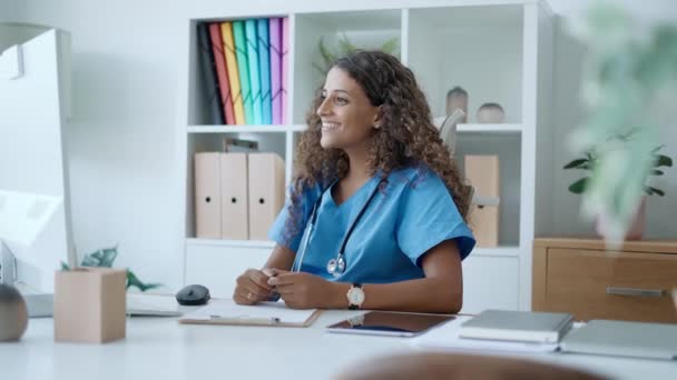 Video Vackra Unga Läkare Kvinna Gör Videocall Med Patienten Datorn — Stockvideo