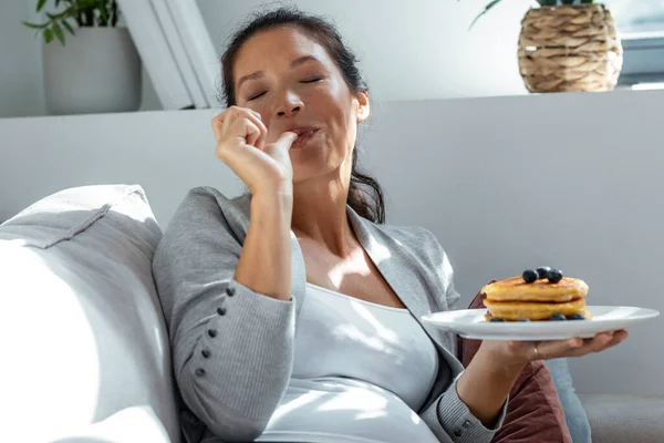 Aufnahme Der Schönen Glücklichen Schwangeren Frau Höschen Die Pfannkuchen Mit — Stockfoto