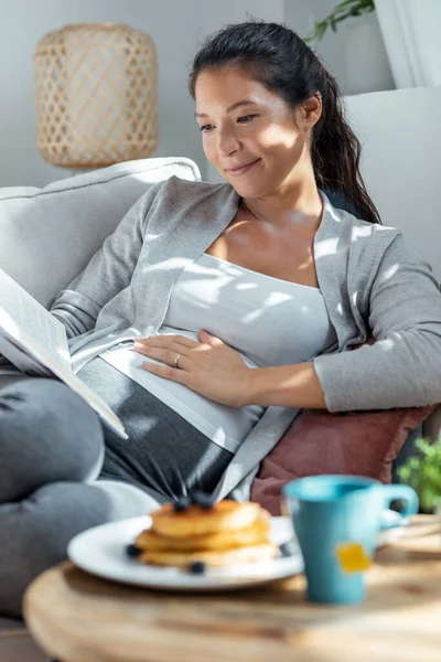 Shot Beautiful Relaxing Pregnant Woman Reading Book While Eating Pancakes — Stock Photo, Image