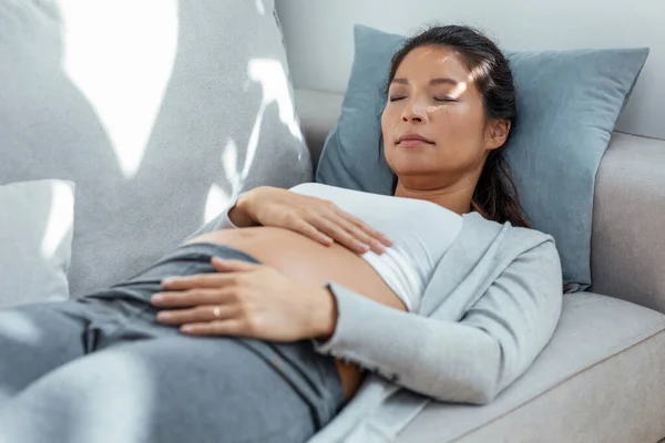 Skott Vacker Gravid Kvinna Röra Hennes Mage Samtidigt Som Avkopplande — Stockfoto