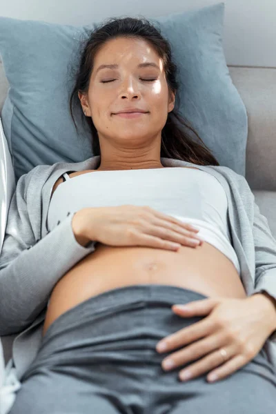 Shot Krásné Těhotné Ženy Dotýkající Jejího Břicha Při Relaxaci Ležící — Stock fotografie