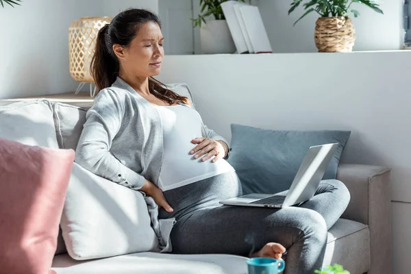 Foto Mujer Embarazada Preocupada Con Dolor Estómago Trabajando Con Ordenador —  Fotos de Stock