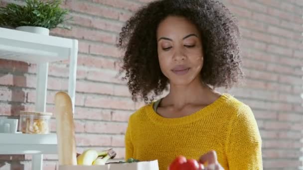 Video Šťastné Krásné Ženy Držení Papírové Tašky Zdravím Nakupování Kuchyni — Stock video