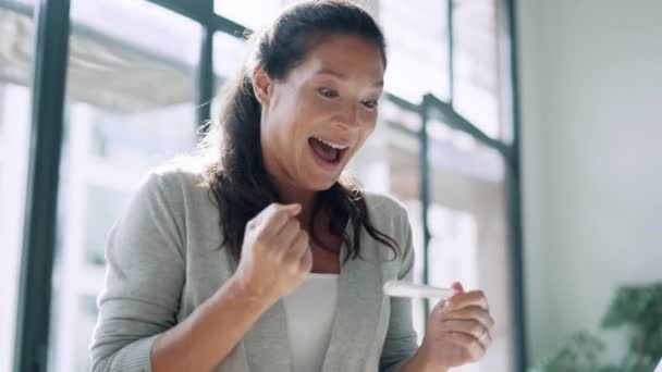 Wideo Szczęśliwej Kobiety Świętującej Patrząc Przewidywacza Dowiadując Się Jest Ciąży — Wideo stockowe