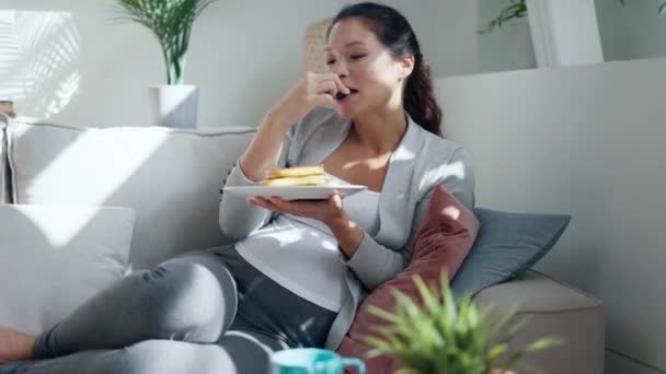 Vídeo Bela Mulher Grávida Feliz Calcinha Comendo Panquecas Com Frutas — Vídeo de Stock