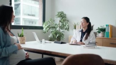 Klinikte hamile hastasıyla konuşan güzel bir jinekoloğun videosu..
