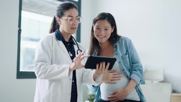Video Ženského Gynekologa Lékaře Ukazující Těhotné Ženě Ultrazvukové Vyšetření Dítěte — Stock video